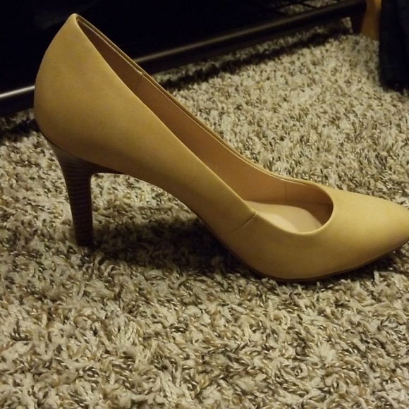 Tan heels - Picture 2 of 4